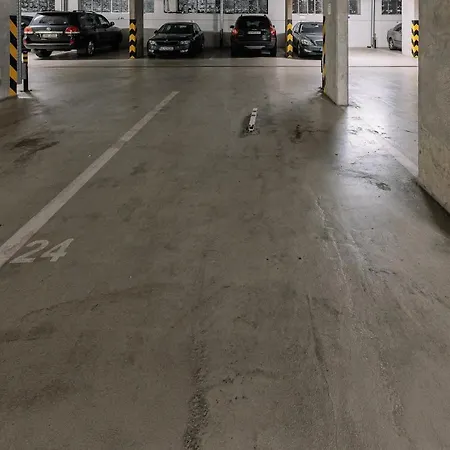 Revon Business 48 Dunajska, Free Parking