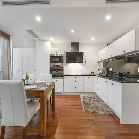 Revon Business 48 Dunajska, Free Parking ברטיסלאבה